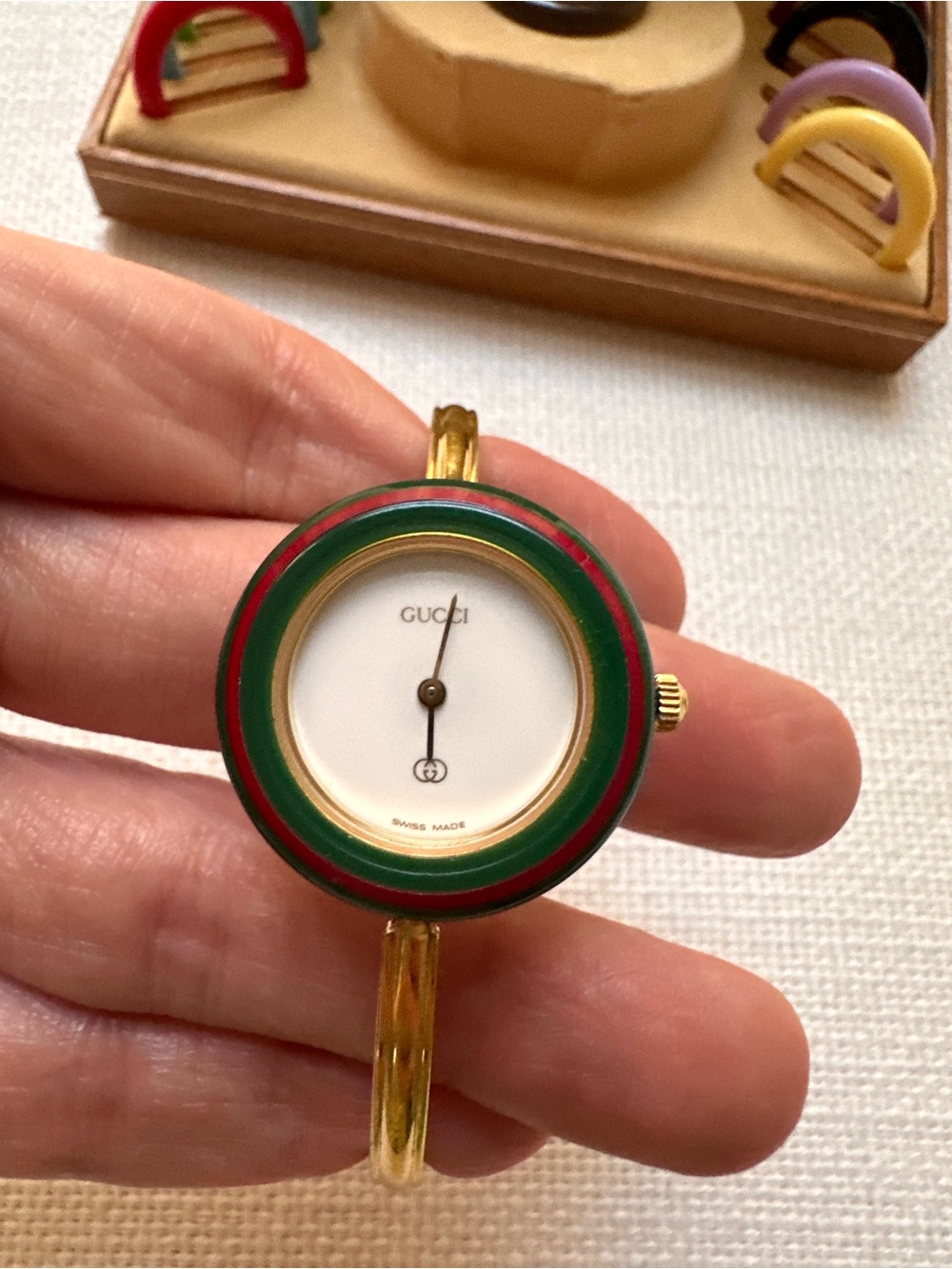 Vintage Gucci Watch with Interchangeable Band Colors - Picture 3 of 7